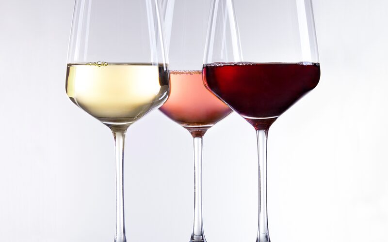 Drei Gläser mit Weißwein, Rosé und Rotwein ohne Markenbezug